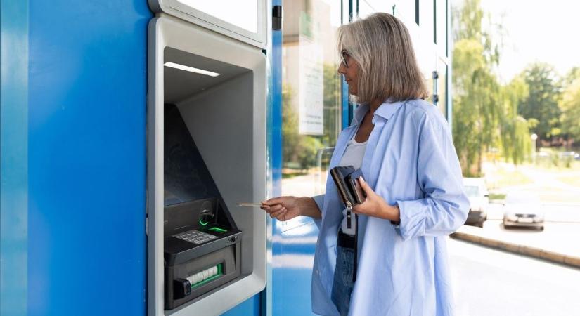 Nyugdíjasok előnyben – ingyenes készpénzfelvétel és új banki kedvezmények