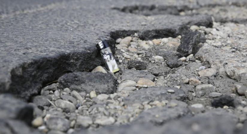 Nem elég, hogy kátyús, még fel is túrták! – itt a válasz, miért kell heteket várni a javításokra!