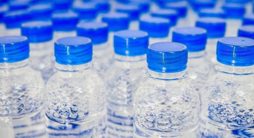 Ez mindenkit bosszantott: most megfejették, hogyan lehet inni a rögzített kupakos palackokból