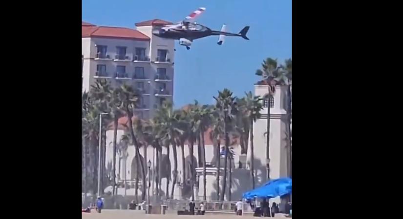 Így csapódott a pálmafák közé egy helikopter a kaliforniai strandon
