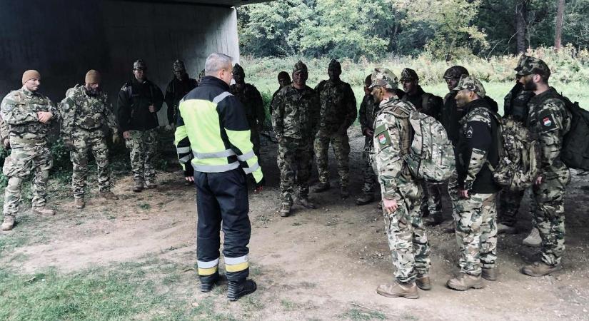 Tűzoltók és katonák lepték el a Rába-partot - fotók