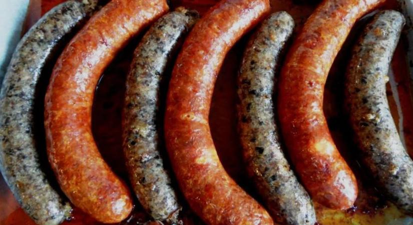 Ebben a baranyai faluban valóban kolbászból lesz a kerítés!