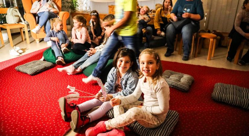 Különös éjszaka volt a Berzsenyi Dániel Könyvtárban - ez itt a lehetséges világok bejárata