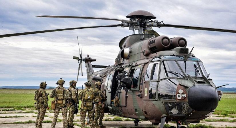 Katonai helikopterek lepték el a Heves melletti település repterét