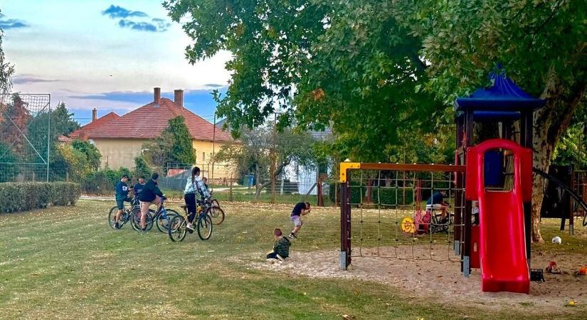 Rozsdás hinta helyett álomjátszótér – hatalmas fejlesztés kezdődik a településen!