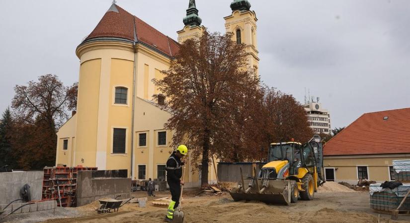 A Mindszenti templom udvara megújul és parkoló is készül