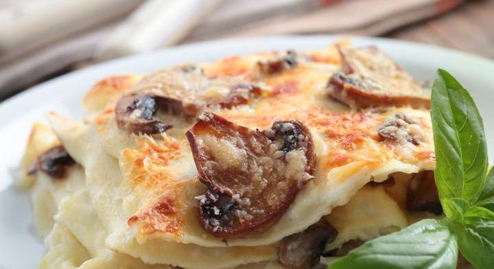 Fehérboros, gombás lasagne: ropogós sajtkéreg sül a tetejére