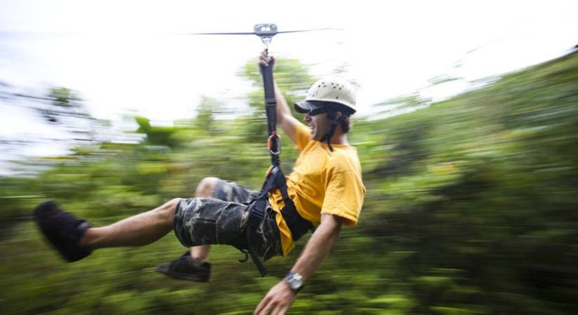 Így néz ki egy lecsúszás a zipline pályán: Budapesttől sincs messze ez az élménypark