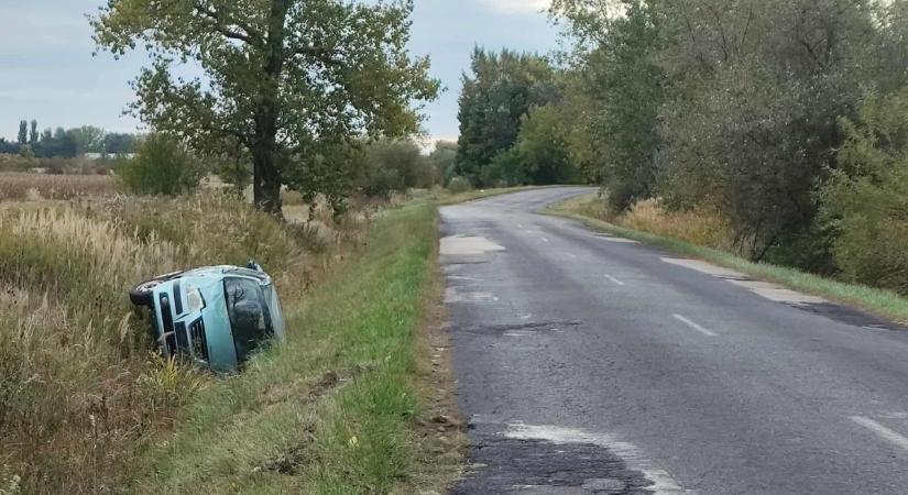 Durván csapódott az árokba a kis autó Győr közelében - fotók
