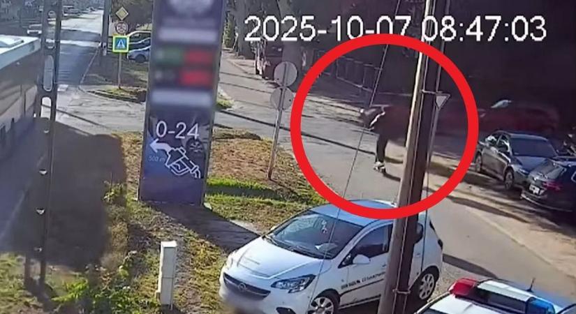 Videón ahogy egy fiatal fiú e-rollerrel belehajt egy autóba, egyre több az ilyen eset
