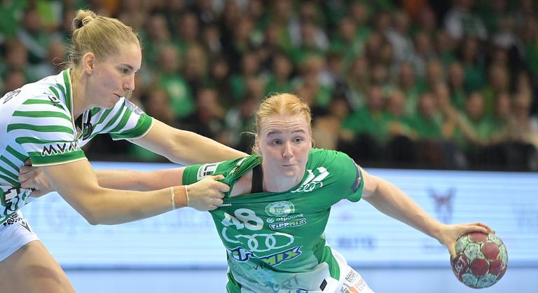 Ez már minden határon túlmegy: gyűlölködő molinókat lengettek a Ferencváros szurkolói