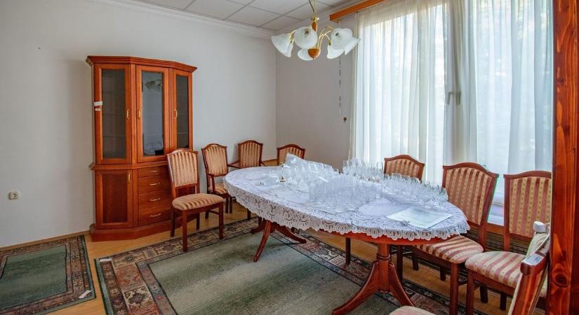 Hiába a katonás rend, a gondosan őrzött hotel helyén lakóingatlant terveznek