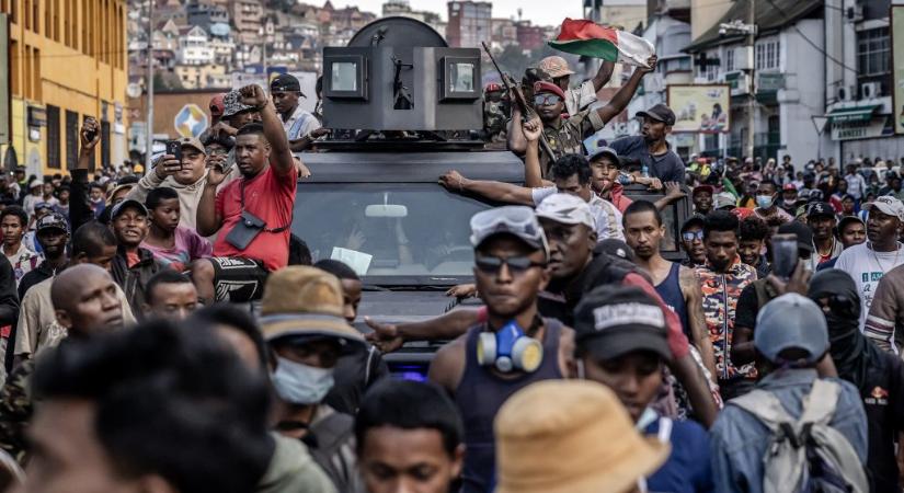 Átálltak az elitkatonák a tüntetőkhöz, megtagadták a lőparancsot, bukhat a madagaszkári elnök