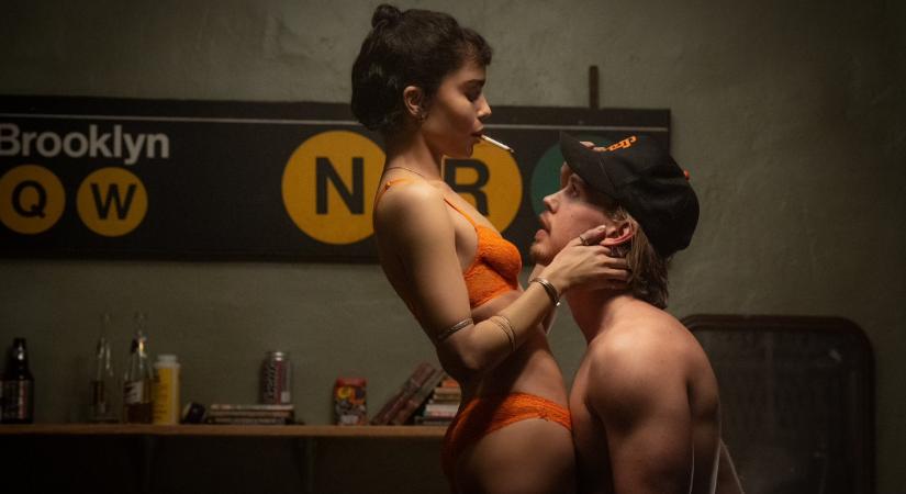 Mától otthonról nézheted: A mozik után streamingre is megérkezett az év egyik legeredetibb filmje, a Rajtakapva!