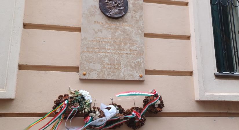 Szénássy Zoltán tanár úr szellemisége kőbe vésve is tovább él Komáromban