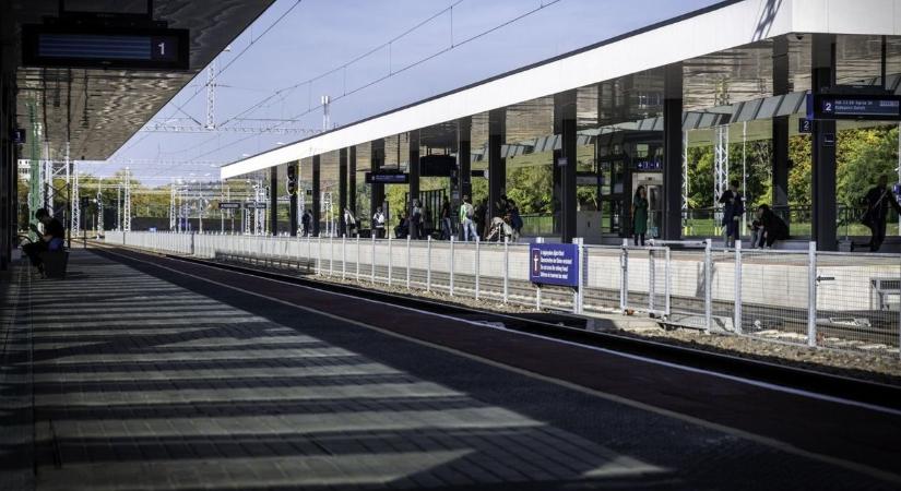 Késnek a vonatok Hatvan irányába – akadály nehezíti a közlekedést