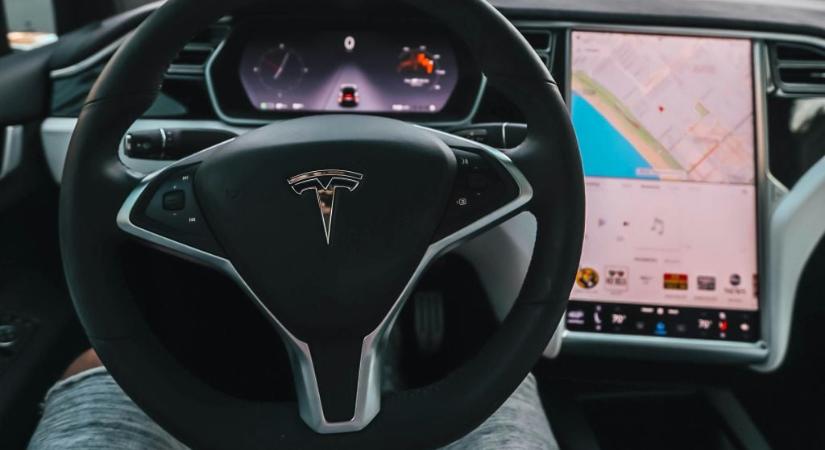 Rájár a rúd a Teslára: komoly vizsgálatot indított az amerikai kormány Elon Musk méregdrága autói ellen
