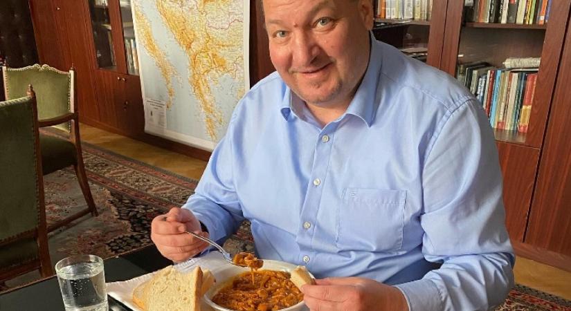 Megtalálta a Fidesz a 2026-os csodafegyvert: kisüzemi habzóbor-fetisisztákra és pacalimádókra gyúr a kormánypárt