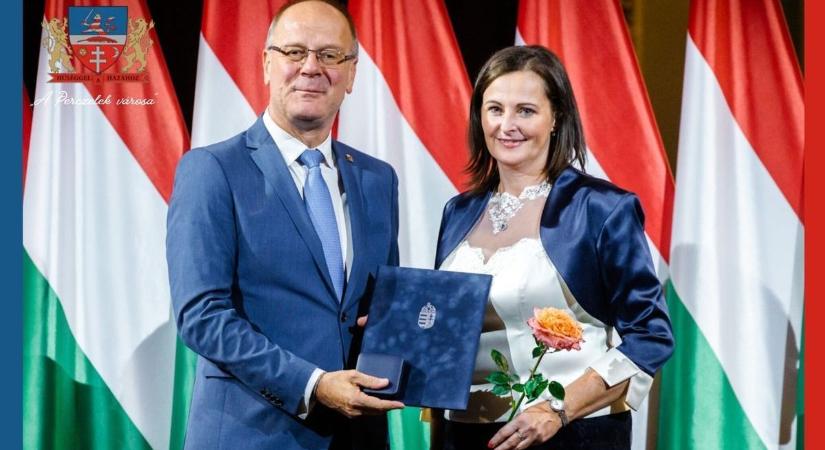 Érdeméremmel ismerték el a bonyhádi anyakönyvvezető munkáját