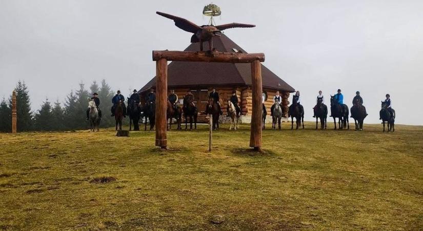 Kopjafát avattak Potápi Árpád János emlékére a Poszkár-tetőn