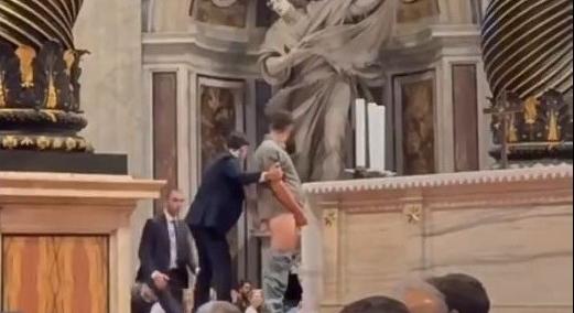 Botrány a Szent Péter-bazilikában: Egy férfi a főoltárnál könnyített magán – a pápa is megdöbbent (Videóval)