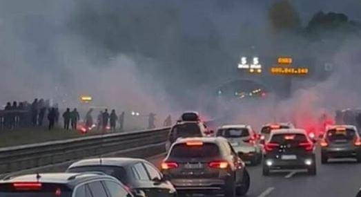 Autópálya közepén estek egymásnak két olasz focicsapat ultrái – videó