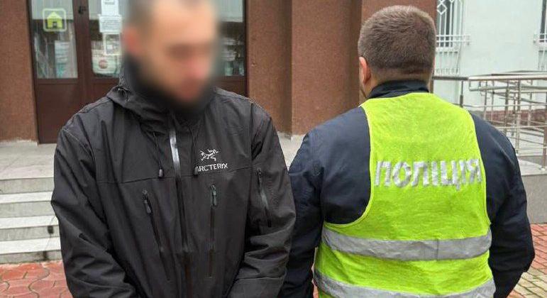 Kijevben egy férfi veréssel fenyegetett egy kerekesszékes zenészt, hogy énekeljen oroszul, az illetőt már elfogták