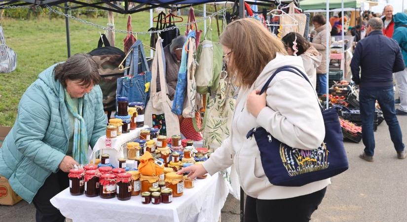 A Tokaj-Hegyaljai Piacon akár rémüldözni is lehetett: pók, vigyorgó tök és méregerős paprika várt a nézelődőkre - fotók, videó