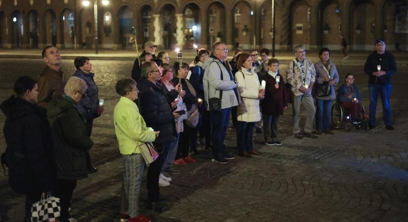Megható megemlékezés Szegeden, fáklyás felvonulással köszönték meg a második esélyt – galériával