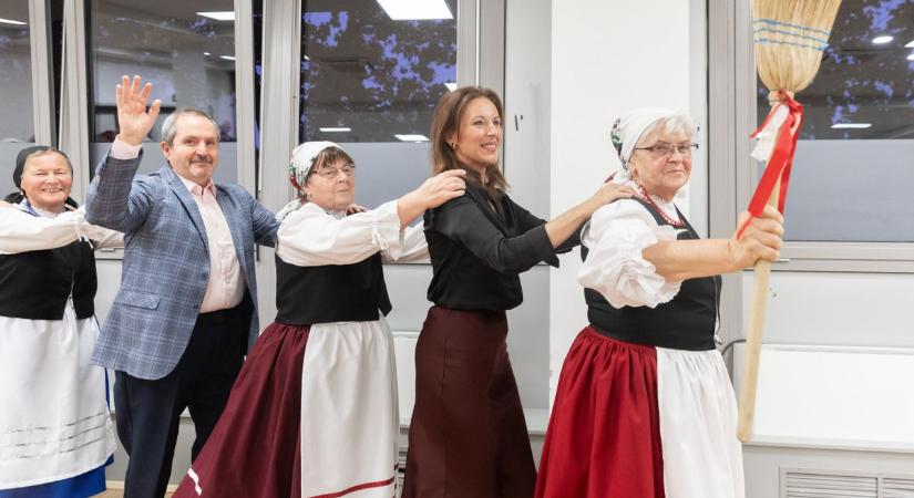 Szüreti bált rendeztek a veszprémi nyugdíjasklubok ( galéria)