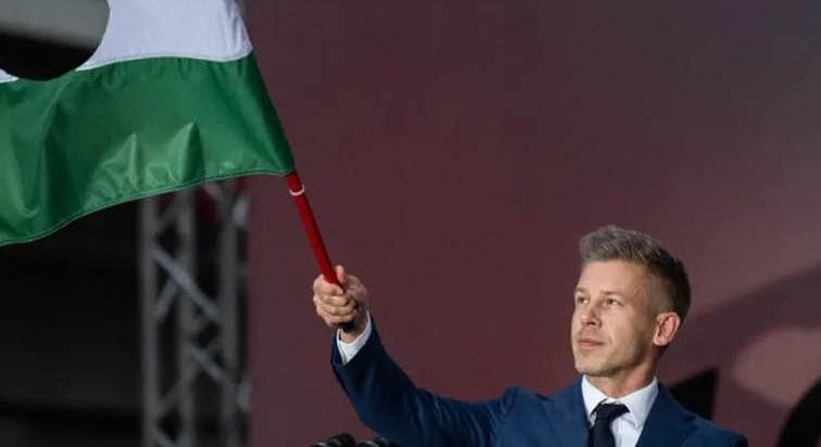 Magyar Péter a Békemenet buszain kér helyet saját vidéki támogatóinak október 23-ra