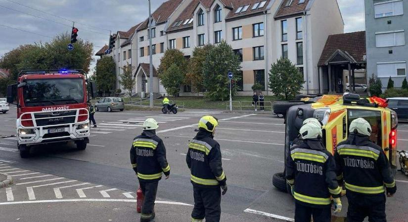 Mentő borult fel a forgalmas egri úton, nagy a torlódás a 25-ösön  fotók, videó