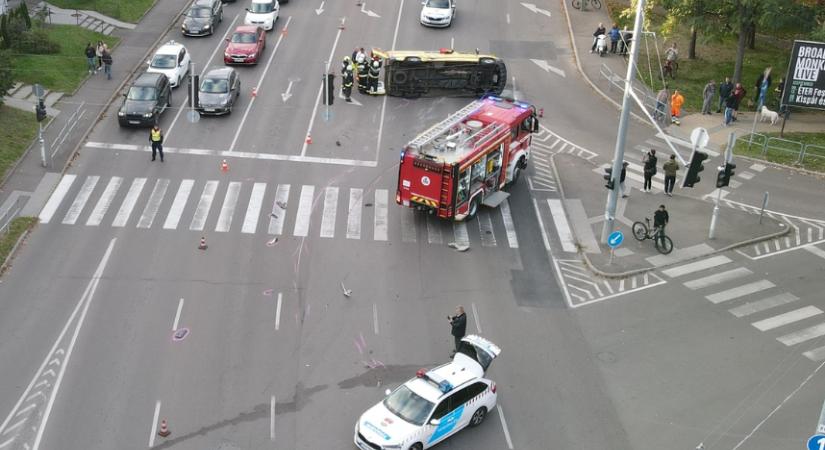 Felborult egy szirénázó mentőautó Egerben, ami beteget szállított