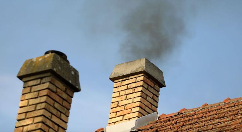 Amikor azzal fűtenek, ami kéznél van – mit tehetünk a büdös kémény ellen?