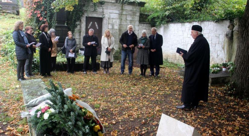 Őry Zsuzsanna szülei mellett pihen