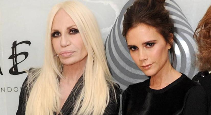 Donatella Versace forrongott a dühtől Victoria Beckham húzása miatt: elismerte udvariatlanságát a Spice Girls volt tagja