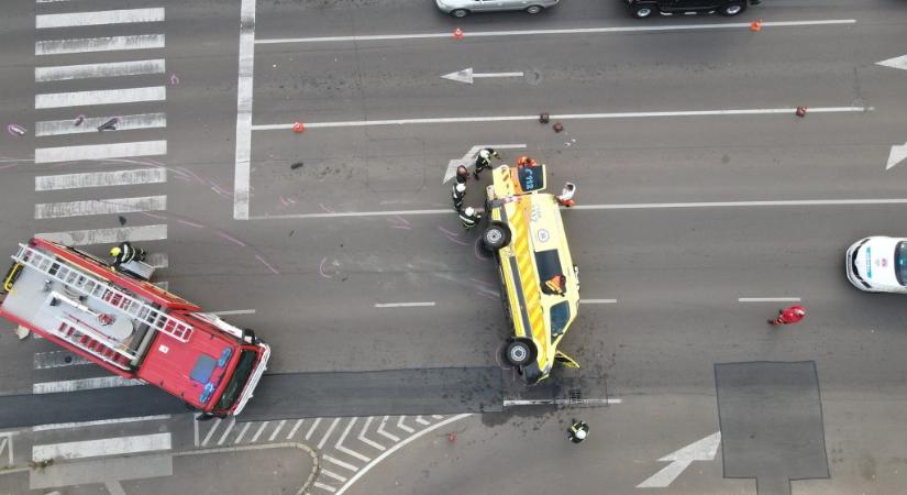 Oldalára borult egy szirénázó mentő Egerben, amikor egy kereszteződésben ütközött