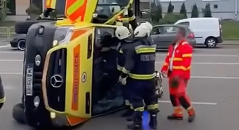 Felborult egy mentőautó Egerben – beteg is utazott a járműben