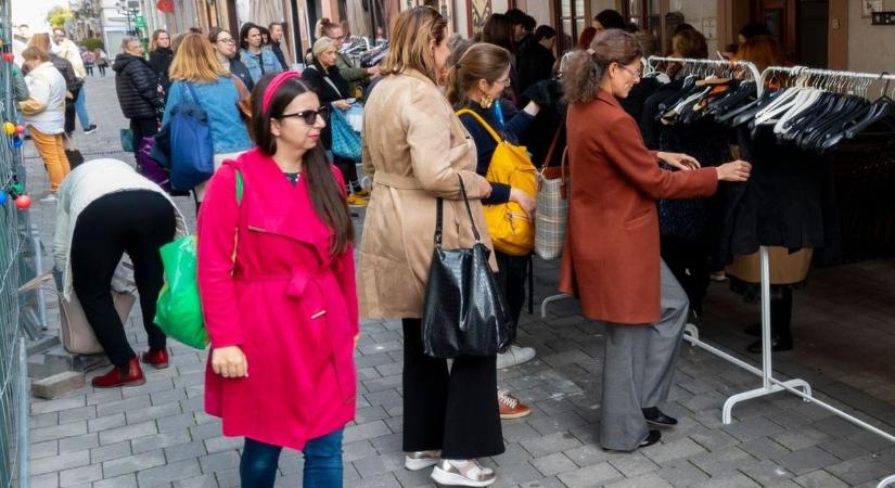 Több száz használtruha talált új gazdára a győri Ökosikken - fotók, videó