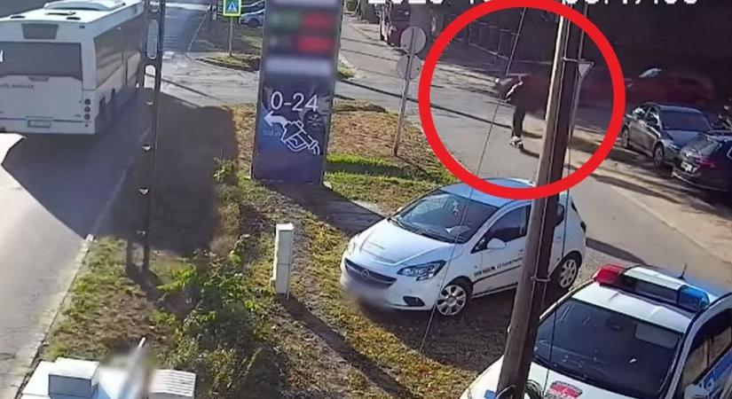 Hullanak a rolleresek, mint a legyek: ezúttal autóval ütközött egy szabálytalankodó fiatal ( videó)