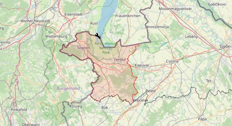 A Fertő tóba gurult, és félig elmerült egy autó Sopronnál