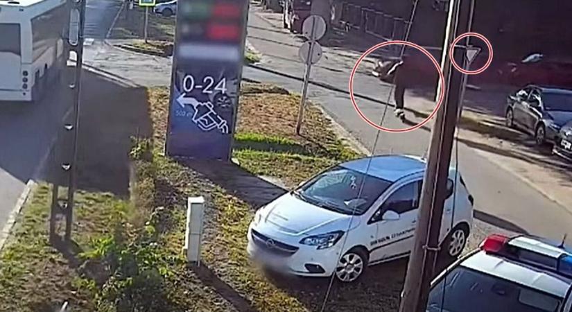 Rendőr szeme láttára vágódott bele egy autóba a száguldozó fiatal rolleres - videó