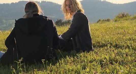 Juhász Péter Pál az intimpiercingjét mutogatta és ajánlgatta neki - nyilatkozta egy gyermekotthonban felnőtt lány a Házon kívül stábjának