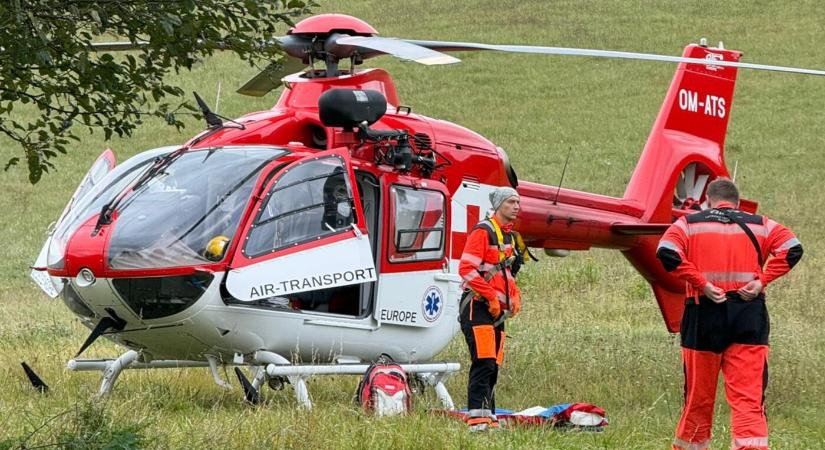 Súlyosan megsérült egy 28 éves férfi, miután leesett a tetőről