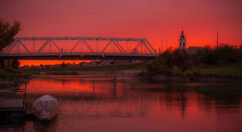 Lélegzetelállító felvételeket mutatunk, így fest a vörös égbolt Győrből