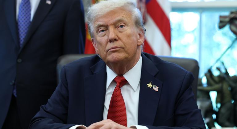 Római császárokat idéző ajándékkal lepnék meg Donald Trumpot