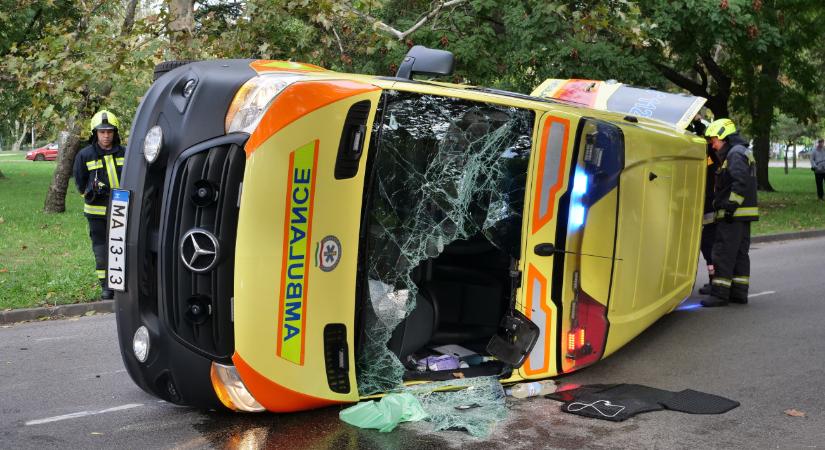 Videón az Egerben felborult mentőautó, egy mentős is megsérült