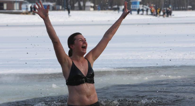 Néhány keresztény ukrán megfürdött a fagyos vízben vízkereszt alkalmából