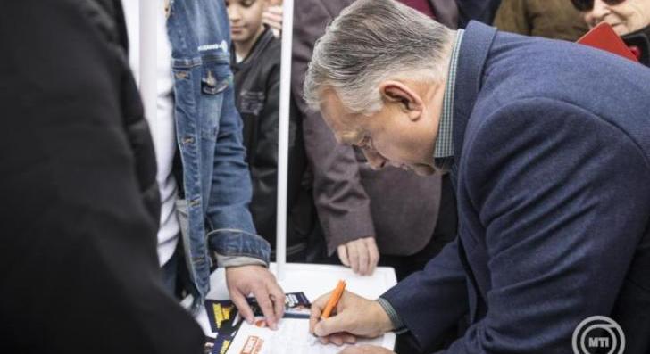 Orbán Viktor: ki kell maradnunk a háborúból