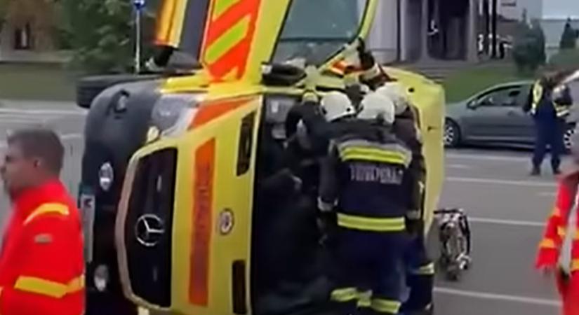 Beteget szállító mentő borult fel Egerben